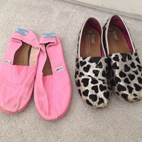 SOLD -- TOMS - Youth size 2. - Picture 1 of 3