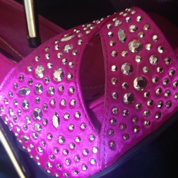 ✨Stunning Hot Pink with gold studs✨ - Picture 4 of 4