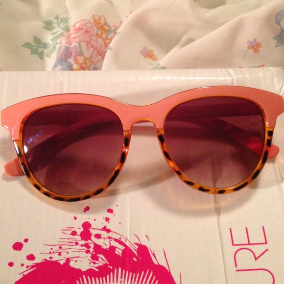 SOLD to @taravc