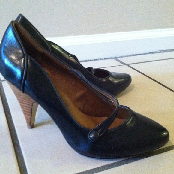 Shoes - Picture 3 of 4