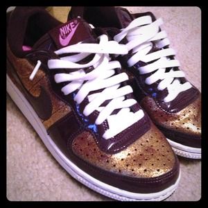 Low top Nikes! Women's size 7 / men 5