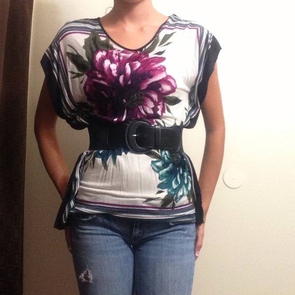 Beautiful flower shirt - Picture 2 of 3