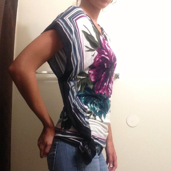 Beautiful flower shirt - Picture 3 of 3