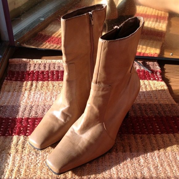 Cute Tan Ankle Bootie Heel with zipper!