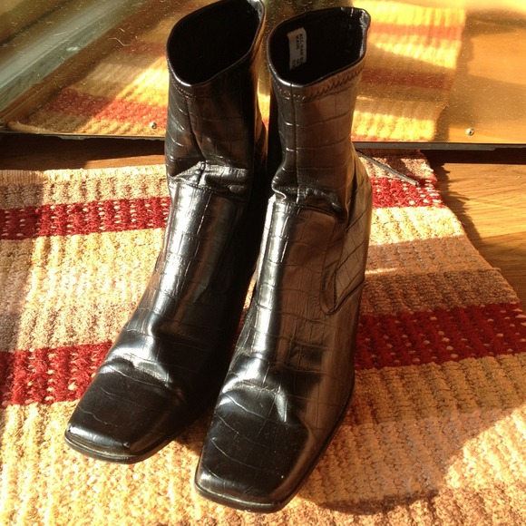 Cute Black Ankle Heel Bootie!! - Picture 1 of 3