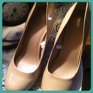 👠Women's Tan 8.5, 3" high, stiletto heels.👠