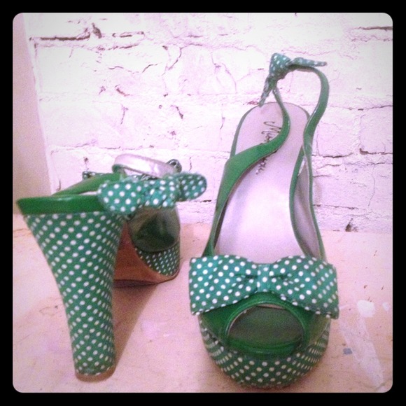 Pinup, bow polka dot pumps! Emerald green