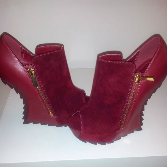 Burgundy heeless shoe - Picture 2 of 3