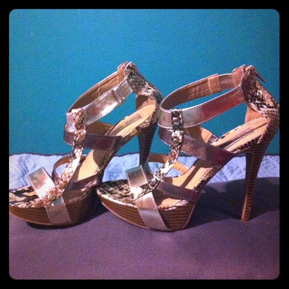 Gold sassy heelS 👣