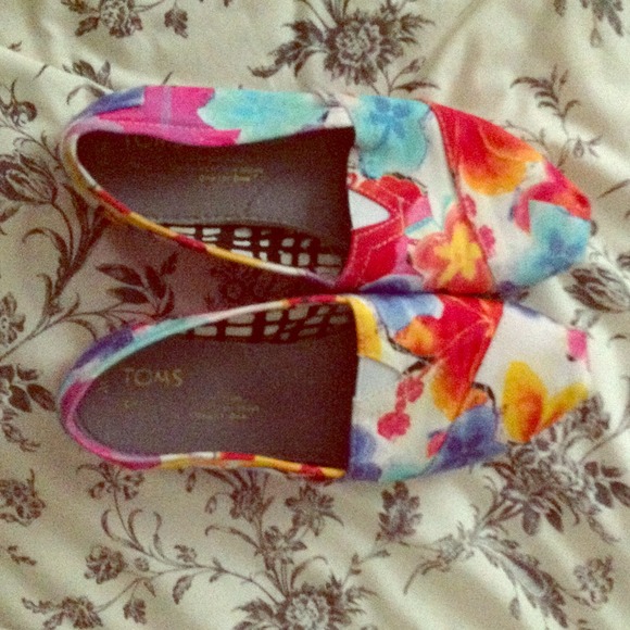 Toms floral print shoe.