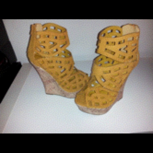 Mustard colored wedge shoes - Picture 2 of 3