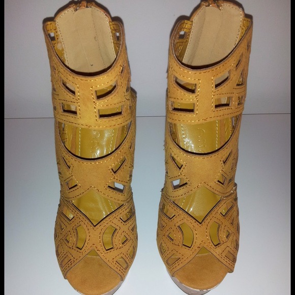 Mustard colored wedge shoes - Picture 3 of 3