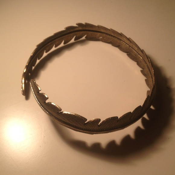 Bronze leaf arm accessory