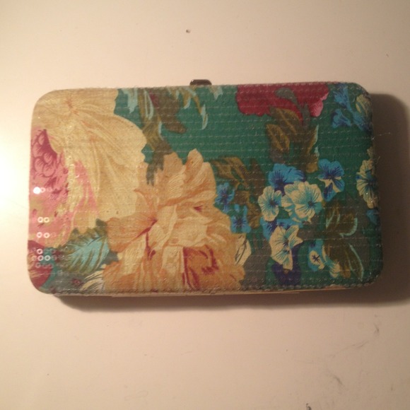 Flower sequined clutch