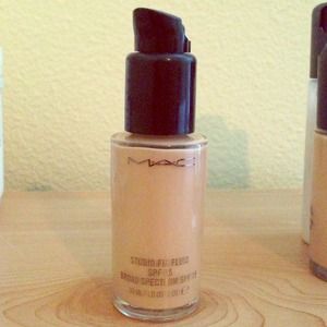 ❌SOLD! ❌MAC Studio Fix Fluid Foundation in NW20