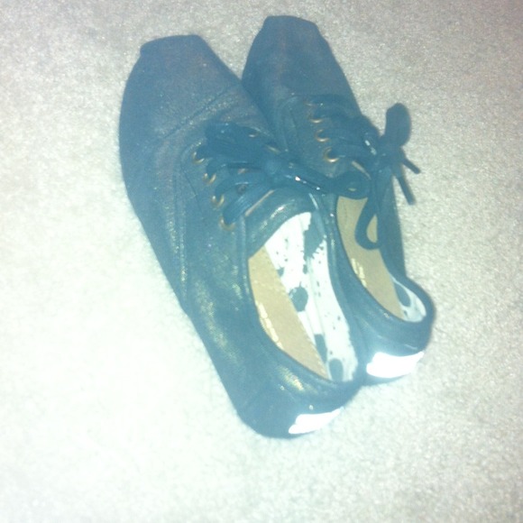 Metallic grey TOMS!! - Picture 1 of 3