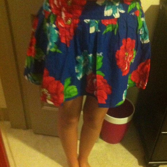 Floral Print skirt from Hollister! - Picture 1 of 3