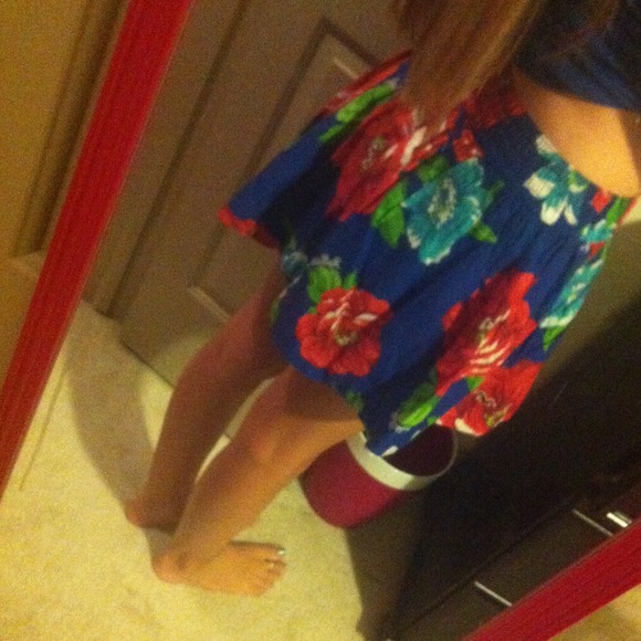 Floral Print skirt from Hollister! - Picture 2 of 3