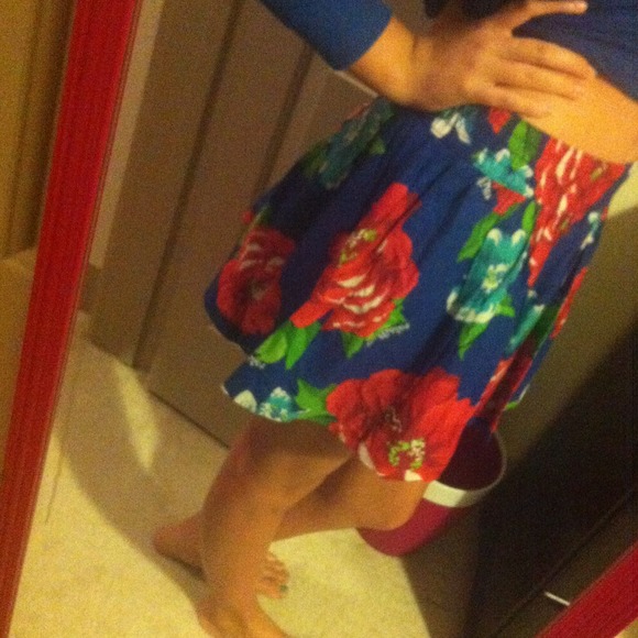 Floral Print skirt from Hollister! - Picture 3 of 3