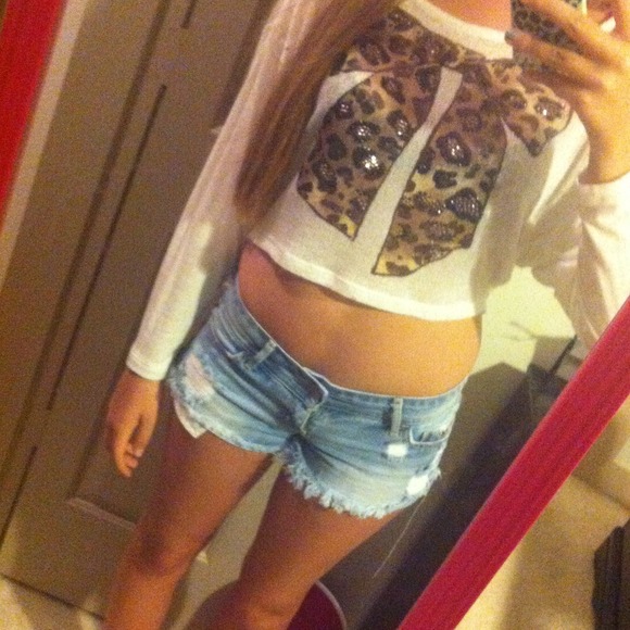 Cheetah print bow crop top! - Picture 2 of 3