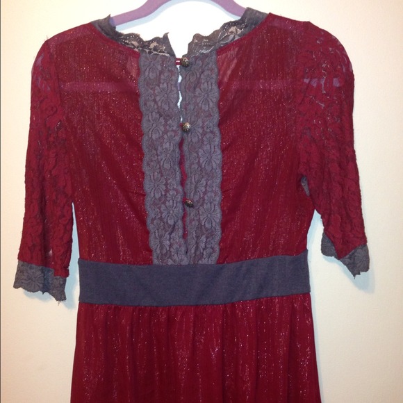 SOLD!! Gorgeous top!! Beautiful lace detail!!!💕💕 - Picture 2 of 4