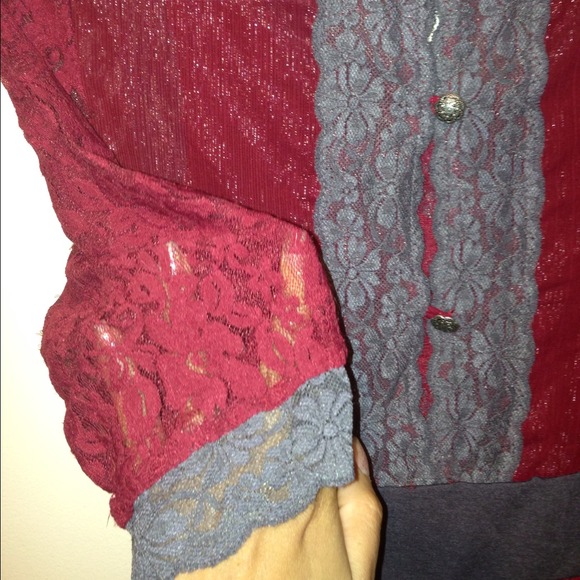 SOLD!! Gorgeous top!! Beautiful lace detail!!!💕💕 - Picture 3 of 4