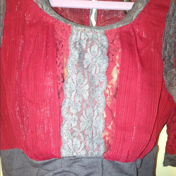 SOLD!! Gorgeous top!! Beautiful lace detail!!!💕💕 - Picture 4 of 4