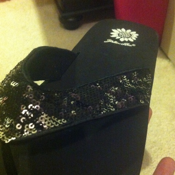 ❤YELLOW BOX SPARKLY FLIP FLOPS❤ - Picture 3 of 3