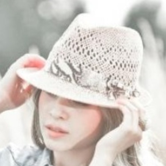 H&M fedora hat only worn once for senior pictures! - Picture 1 of 4