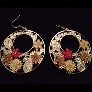 Round earring w/ pink and yellow flowers