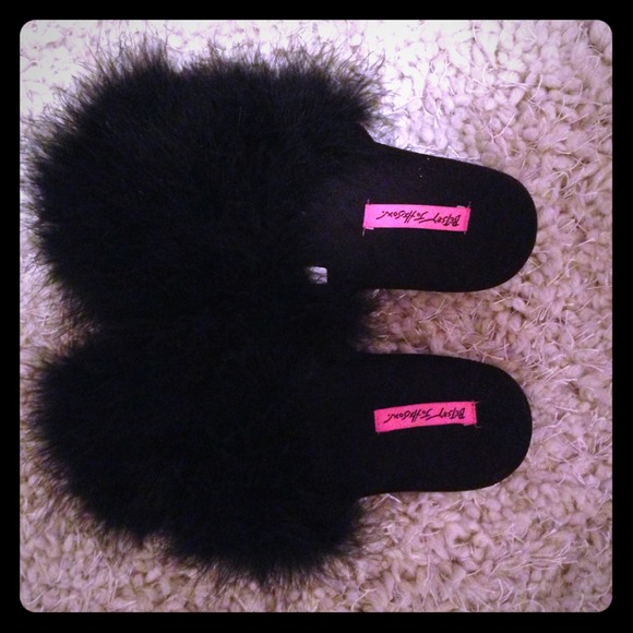 🎀Betsy Johnson fuzzy feather slippers!🎀