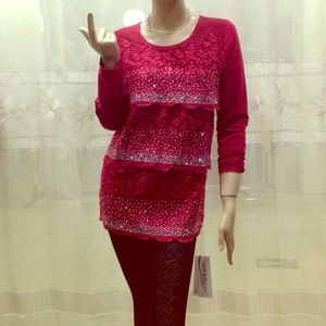 Red pearl embroideries sweater