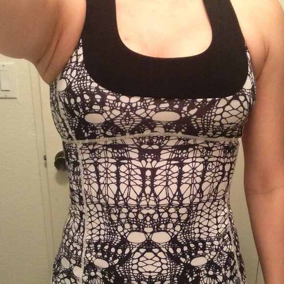 SOLD -LULULEMON black & white workout top - Size 4