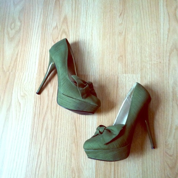 SOLD: Olive Green Platform Pump