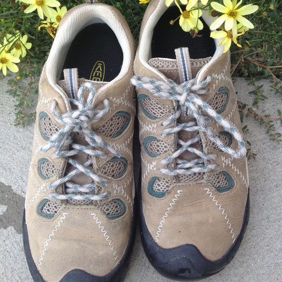 SOLD: Keen Hikers size 6.5. Fits like a 7.