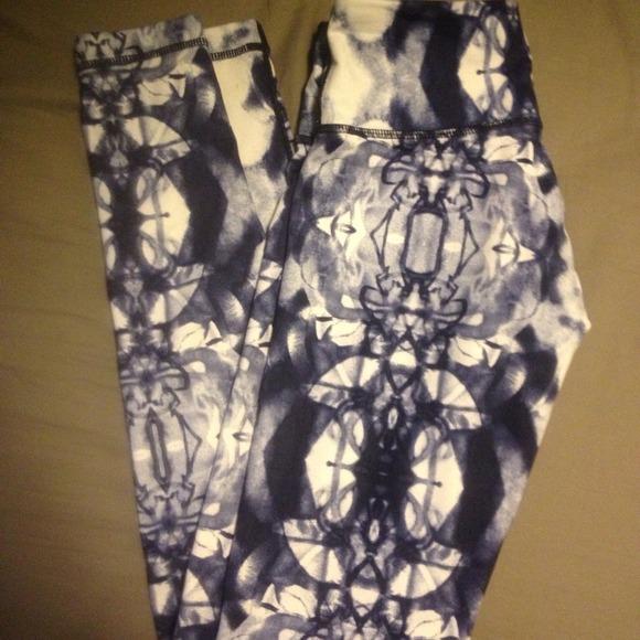 *SOLD* Lululemon inkblot wunder under pants