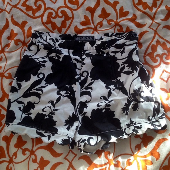 Handmade highwaisted scalloped shorts! Too cute. S - Picture 2 of 4