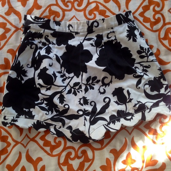 Handmade highwaisted scalloped shorts! Too cute. S - Picture 3 of 4