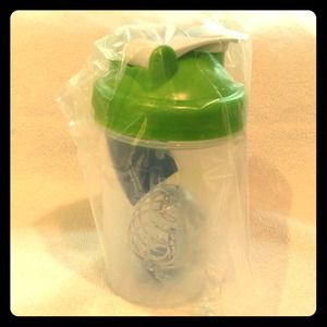 Shake cup with mixing ball