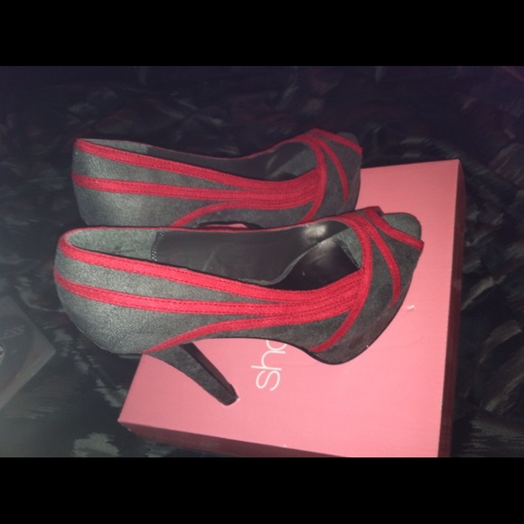 ❌SOLD❌Dark gray and red piped heels