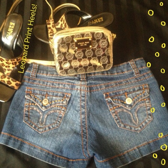 🔱Barely There Blue Jean Short, Shorts!🔱 - Picture 2 of 2