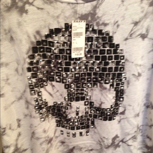 ❌SOLD❌💀Studded Skull Shirt💀