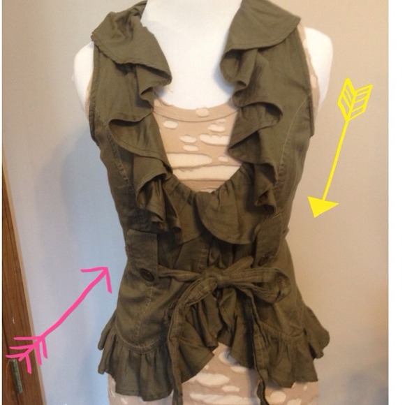 ❌SOLD❌Army green Ruffle Top