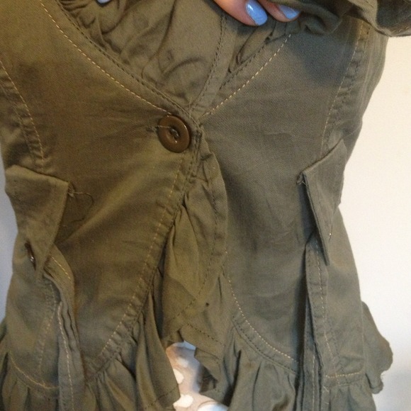 ❌SOLD❌Army green Ruffle Top - Picture 2 of 5
