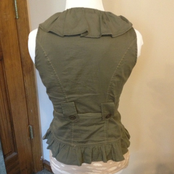 ❌SOLD❌Army green Ruffle Top - Picture 3 of 5