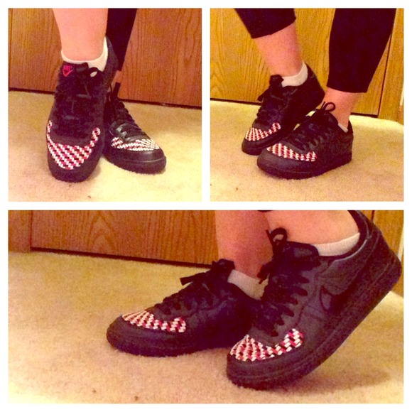 Black and pink Nike shoes woman's size 6.5