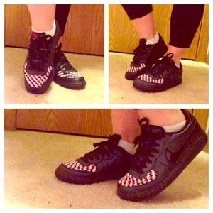 Black and pink Nike shoes woman's size 6.5