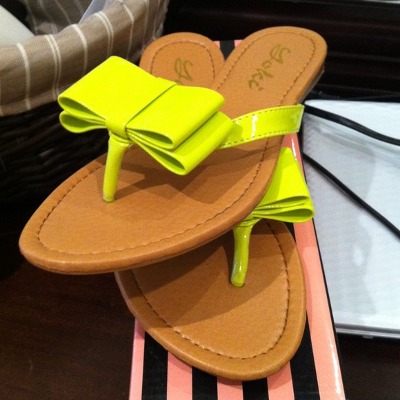 Hot yellow bow flip flops - Picture 2 of 3