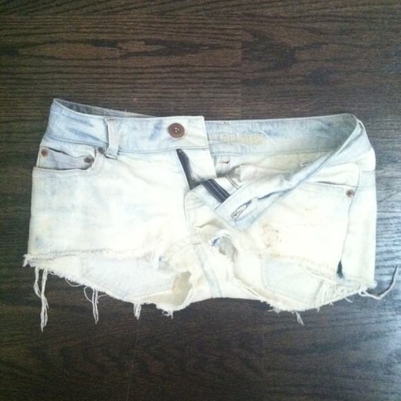 Price reduced! Destroyed light-washed jean shorts