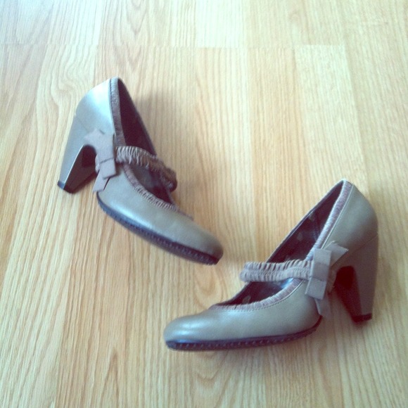 REDUCED! Comfy Taupe Mary Janes